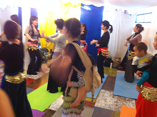 鎌倉で毎週火曜日の午前中に開催しているベリーダンス入門クラス