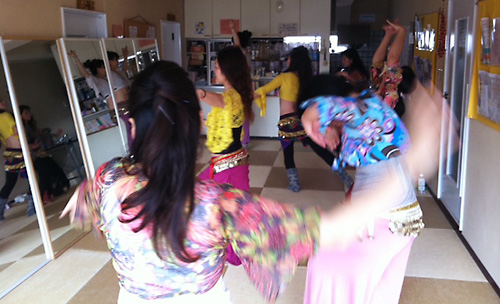 音の中で自由にカラダを動かすワーク、メディテーションのようです。ベリーダンス初中級Lilas横浜クラス。