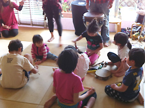 レッスン前に楽器を選ぶ子どもたち。Zinniaはキッズトライバル＆ベリーダンスクラス。横浜で開催しています。