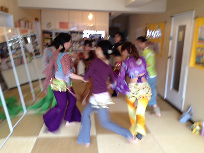 輪になって踊るのは本当に楽しい！横浜magnoliaクラス