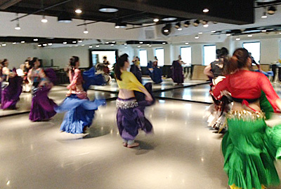 ジプシースタイルのトライバルベリーダンスに挑戦中！18ヤードスカートできれいに舞います。横浜のベリーダンス教室Lilas。