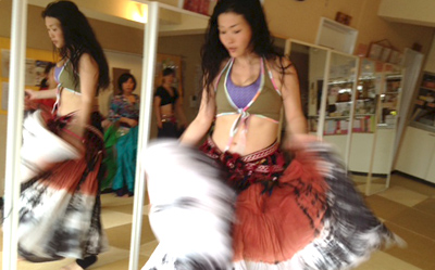 25ヤードスカートで踊るtomoko。横浜で毎週土曜日に開催しているベリーダンス教室Lilas。