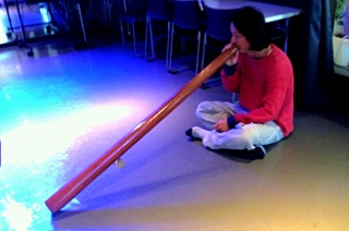 キッズクラスや大人の楽器部でリズムワークを担当しているmasaoによるディジュリドゥの演奏。