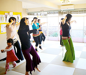 マタニティ、産後のママとベビーのためのベリーダンスエクササイズ。Callaクラス、月１回横浜にて開催